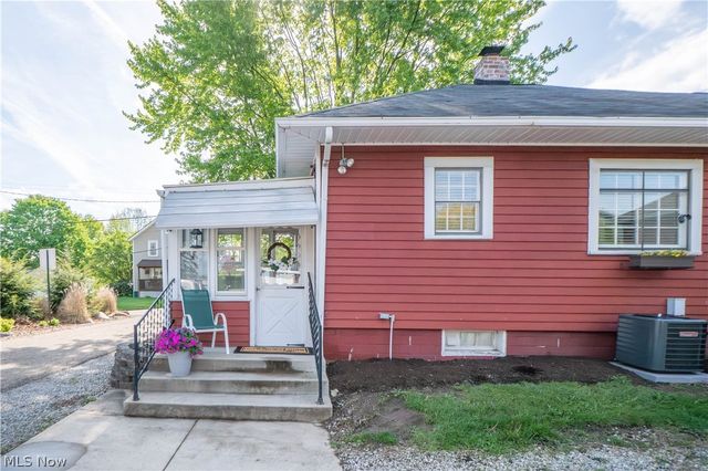 215 Lake Avenue NE, Hartville, OH 44632