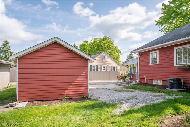 215 Lake Avenue NE, Hartville, OH 44632