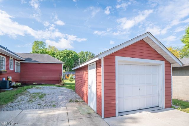 215 Lake Avenue NE, Hartville, OH 44632