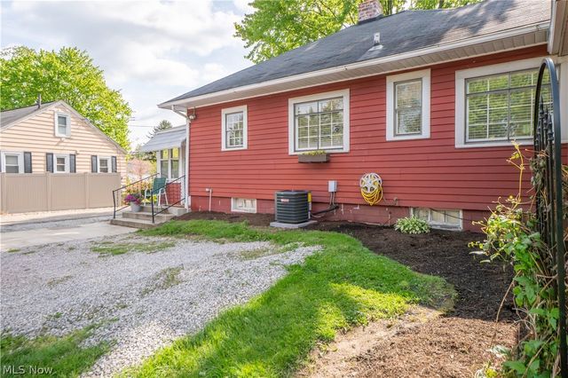 215 Lake Avenue NE, Hartville, OH 44632