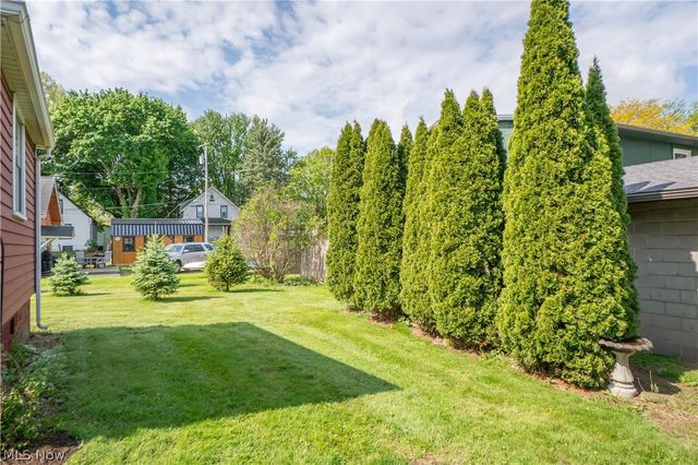 215 Lake Avenue NE, Hartville, OH 44632