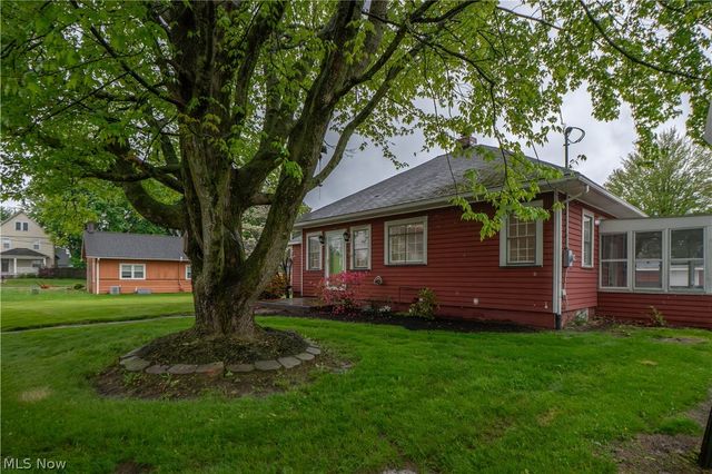 215 Lake Avenue NE, Hartville, OH 44632