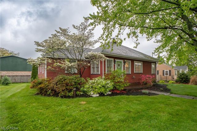 215 Lake Avenue NE, Hartville, OH 44632