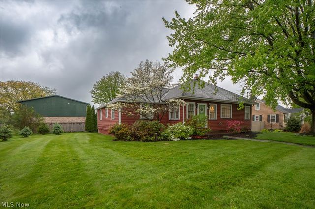 215 Lake Avenue NE, Hartville, OH 44632