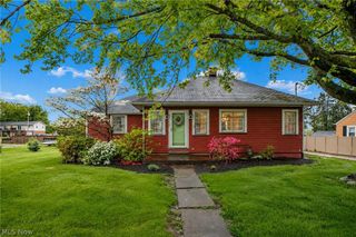 215 Lake Avenue NE, Hartville, OH 44632
