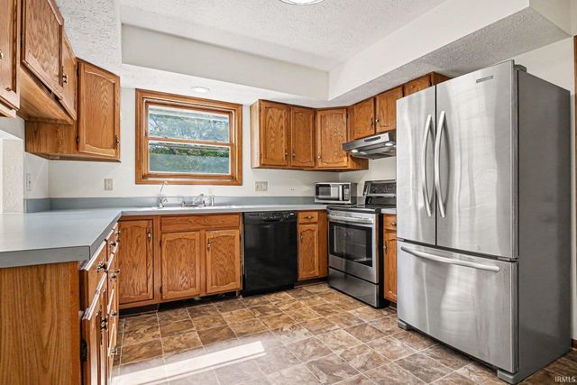 52160 Trinity Court, South Bend, IN 46637