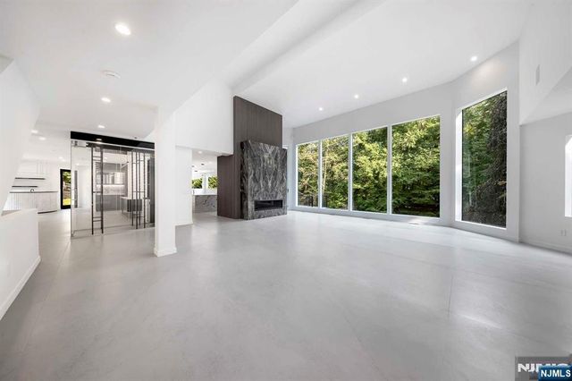 1 Lambs Lane, Cresskill, NJ 07626