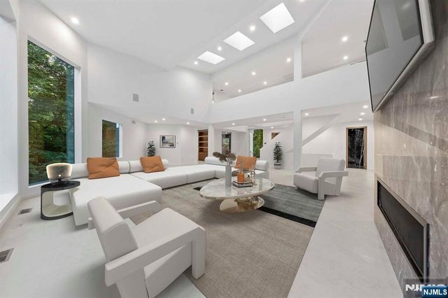 1 Lambs Lane, Cresskill, NJ 07626