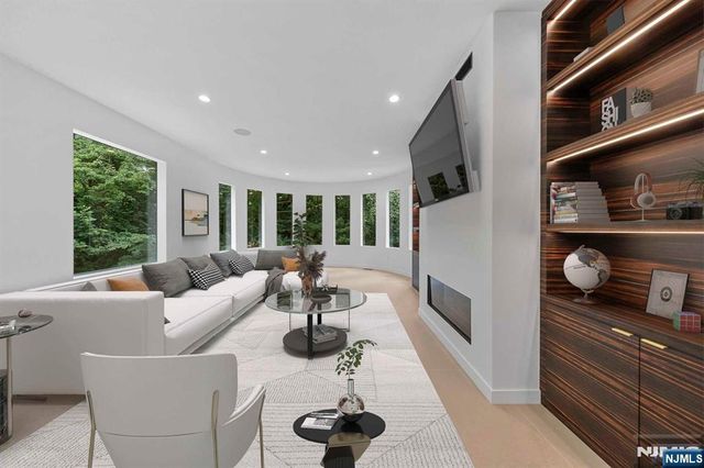 1 Lambs Lane, Cresskill, NJ 07626