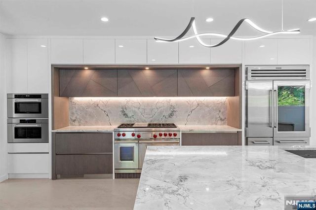 1 Lambs Lane, Cresskill, NJ 07626