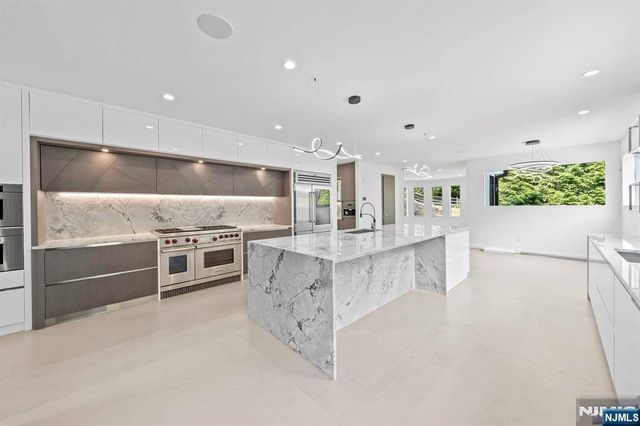 1 Lambs Lane, Cresskill, NJ 07626