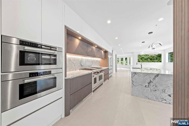 1 Lambs Lane, Cresskill, NJ 07626