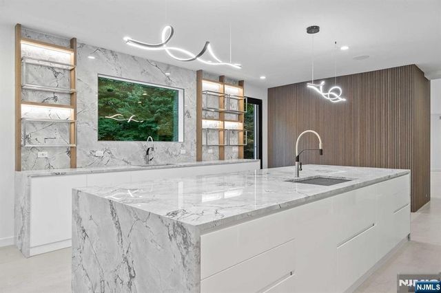 1 Lambs Lane, Cresskill, NJ 07626