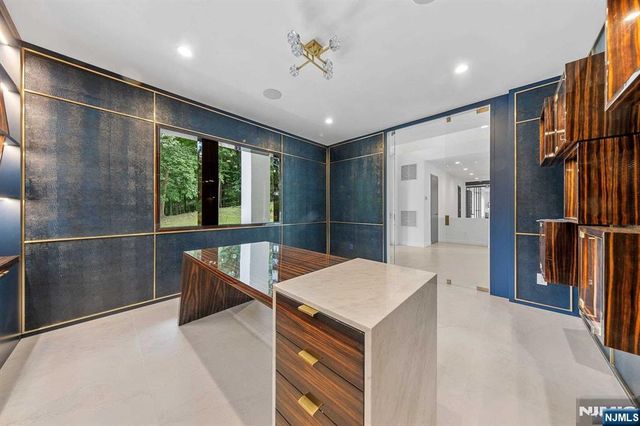 1 Lambs Lane, Cresskill, NJ 07626
