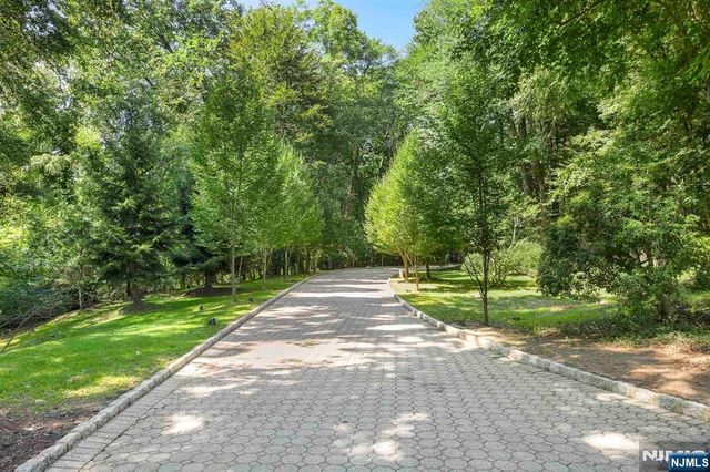 1 Lambs Lane, Cresskill, NJ 07626