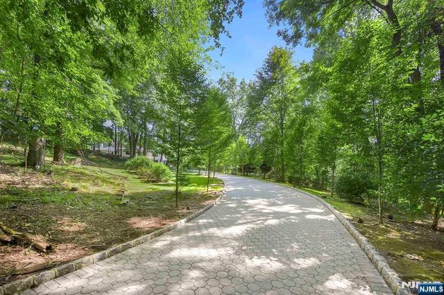 1 Lambs Lane, Cresskill, NJ 07626