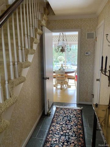 491 Colonial Road, Grosse Pointe Woods, MI 48236