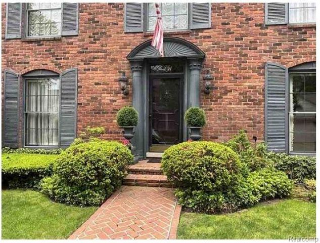 491 Colonial Road, Grosse Pointe Woods, MI 48236