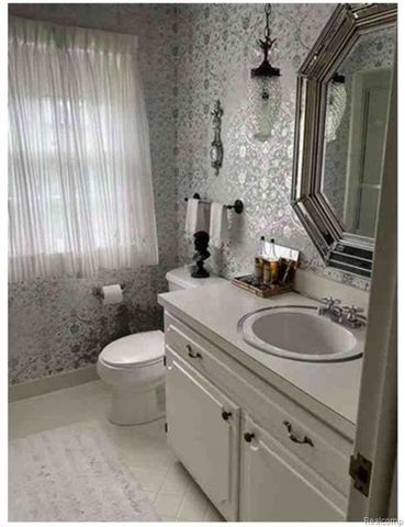 491 Colonial Road, Grosse Pointe Woods, MI 48236