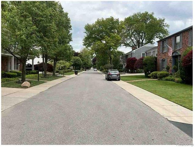 491 Colonial Road, Grosse Pointe Woods, MI 48236