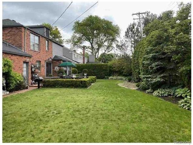 491 Colonial Road, Grosse Pointe Woods, MI 48236