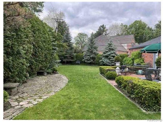 491 Colonial Road, Grosse Pointe Woods, MI 48236