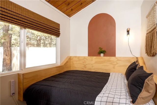 737 Sunset Lane, Sugarloaf, CA 92386