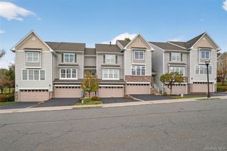 1404 Hawthorn Way, New Windsor, NY 12553