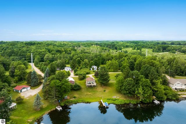 16966 Maple Drive, Leroy, MI 49655