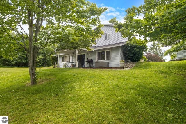 16966 Maple Drive, Leroy, MI 49655