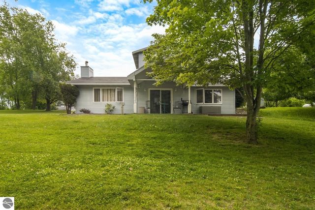 16966 Maple Drive, Leroy, MI 49655