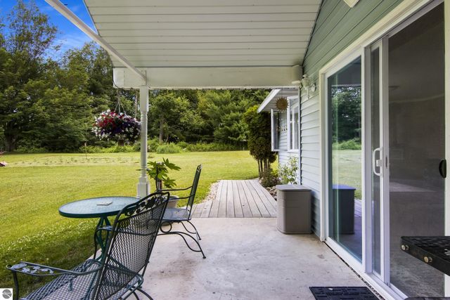 16966 Maple Drive, Leroy, MI 49655