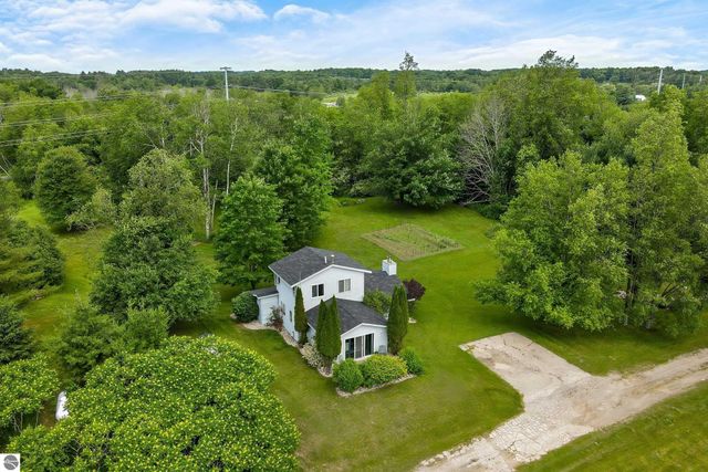 16966 Maple Drive, Leroy, MI 49655