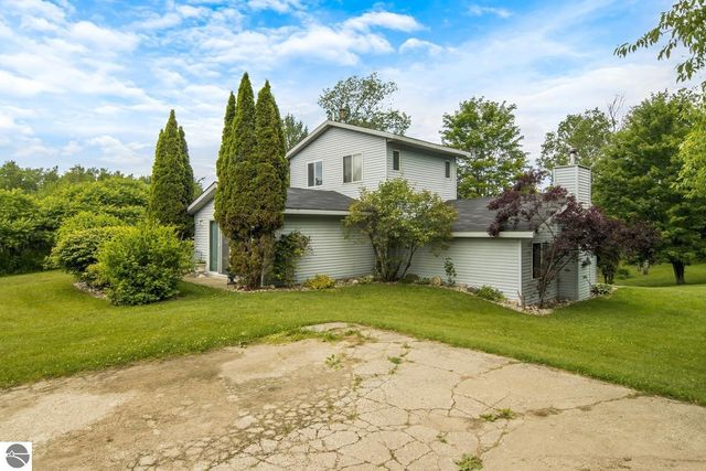 16966 Maple Drive, Leroy, MI 49655