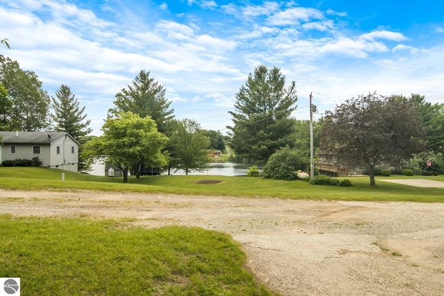 16966 Maple Drive, Leroy, MI 49655