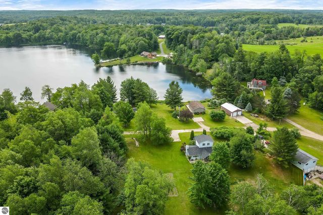 16966 Maple Drive, Leroy, MI 49655