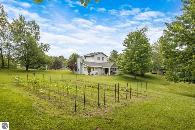 16966 Maple Drive, Leroy, MI 49655