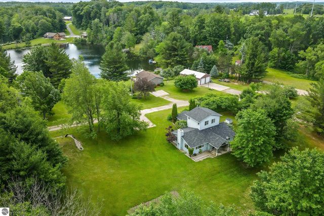 16966 Maple Drive, Leroy, MI 49655