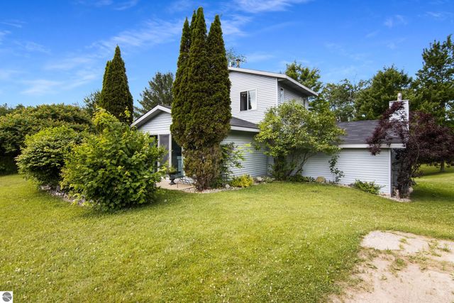 16966 Maple Drive, Leroy, MI 49655