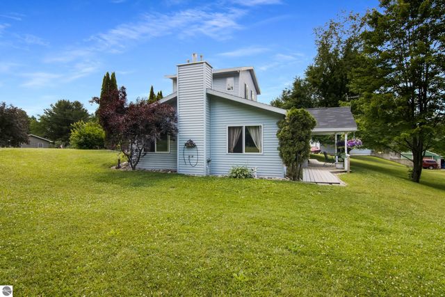 16966 Maple Drive, Leroy, MI 49655