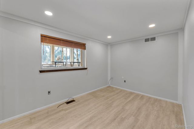 9498 Bassett Street, Livonia, MI 48150