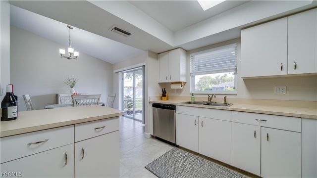 2411 SE 8th PL, Cape Coral, FL 33990