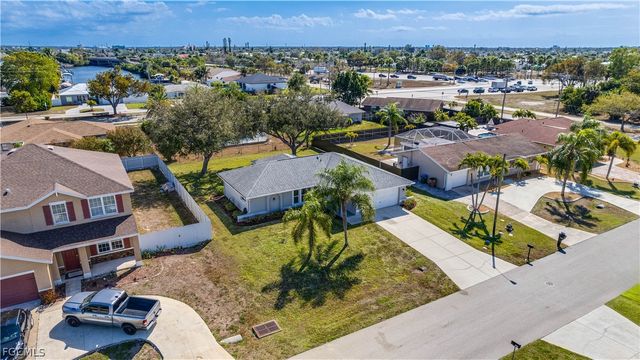 2411 SE 8th PL, Cape Coral, FL 33990