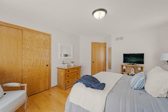 219 Westfield WAY, Pewaukee, WI 53072