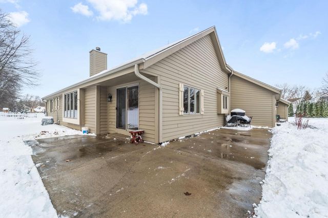 219 Westfield WAY, Pewaukee, WI 53072