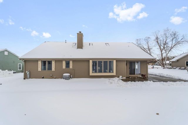 219 Westfield WAY, Pewaukee, WI 53072