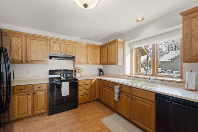 219 Westfield WAY, Pewaukee, WI 53072