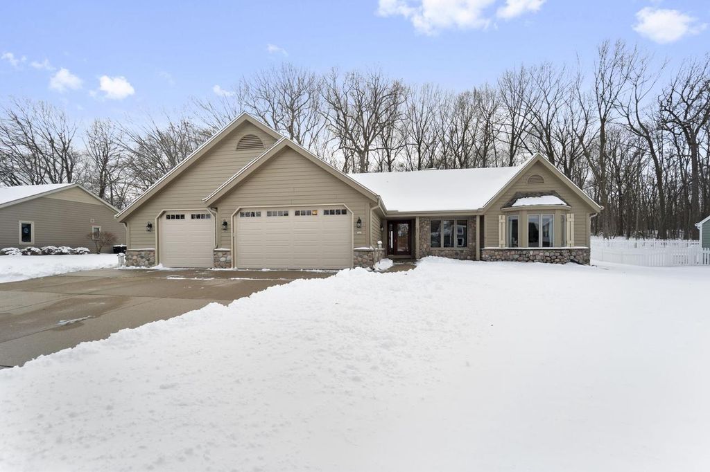 219 Westfield WAY, Pewaukee, WI 53072