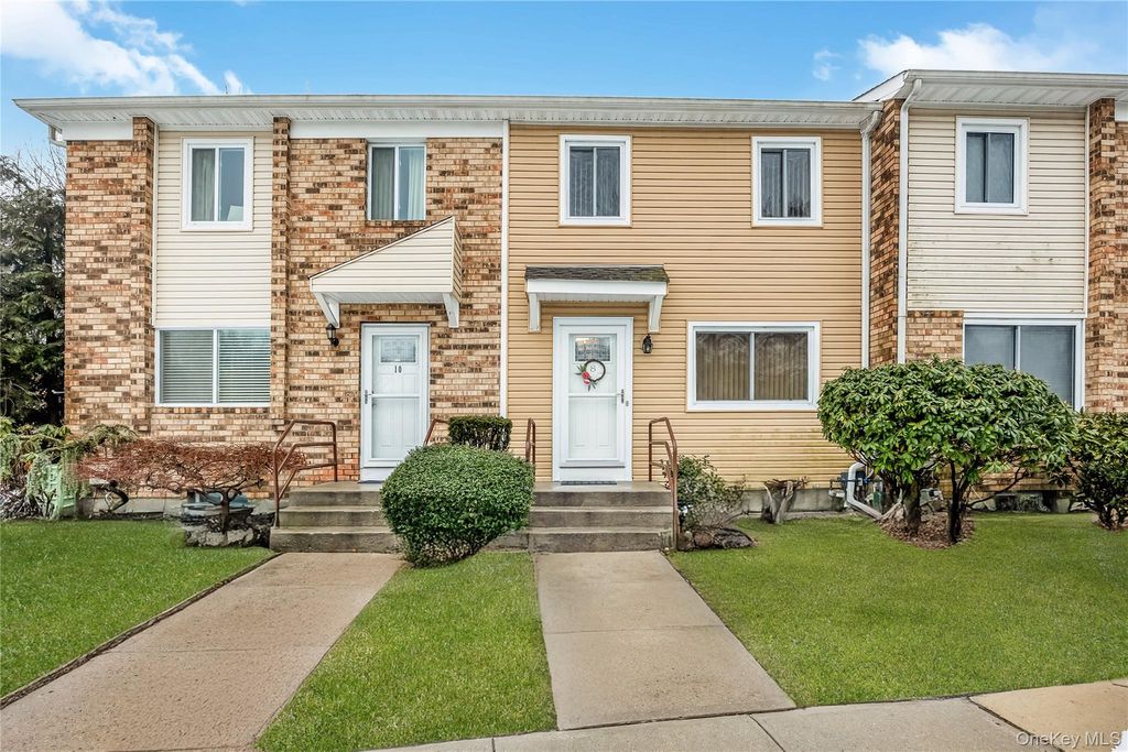 8 Town House Drive, Massapequa Park, NY 11762