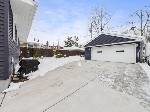 824 S 92nd STREET, West Allis, WI 53214